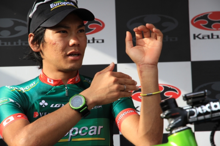 会見で手術した左腕の状態を説明する新城幸也(ユーロップカー)