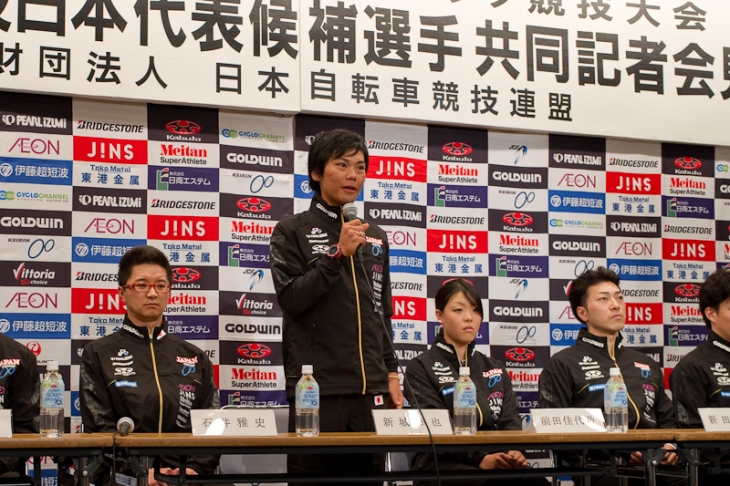 質問に答える新城幸也(ユーロップカー)