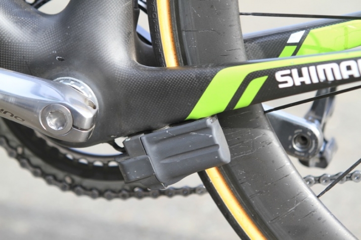 シマノのノーマルBBを採用 Di2バッテリーはチェーンステイ下部に直付けされる