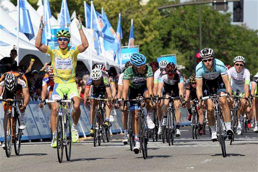 ハインリッヒ・ハウッスラー(オーストラリア、ガーミン・バラクーダ)を破ったペーター・サガンがステージ優勝