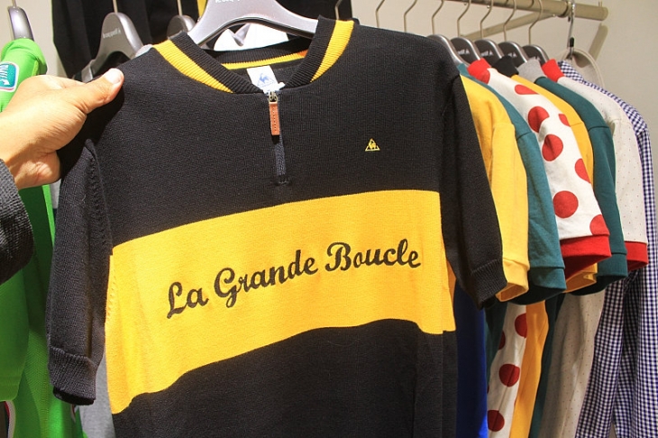 ツール・ド・フランスを意味するLa Grand Boucle が胸に入るレトロシャツ
