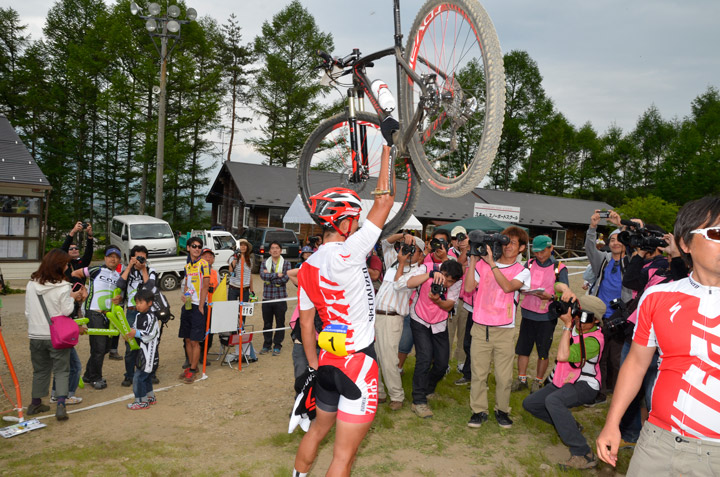 カメラマンの前でバイクを持ち上げる山本幸平(スペシャライズドレーシングチーム)