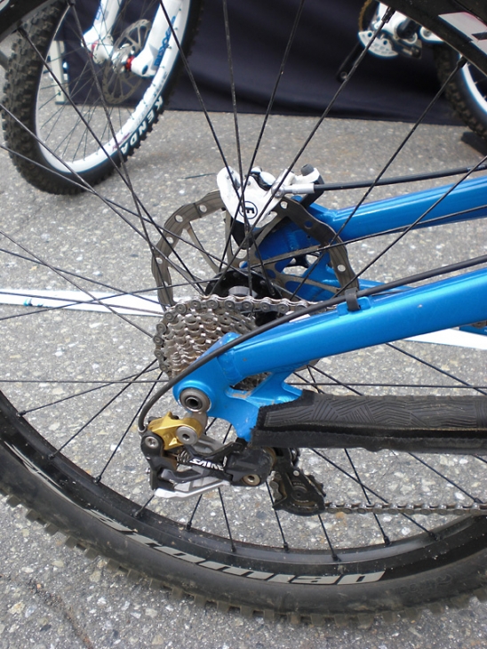 完成車仕様の前後サスペンションはそのままに、パーツの小変更で留められている