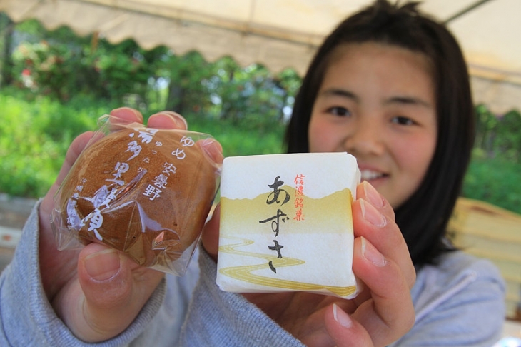 最初のエイドで出される銘菓のあずさと茶まん