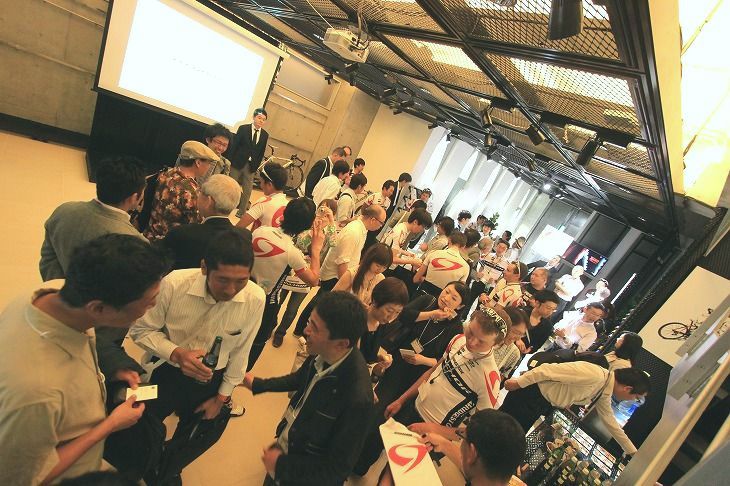 大勢のファンや関係者が詰めかけた