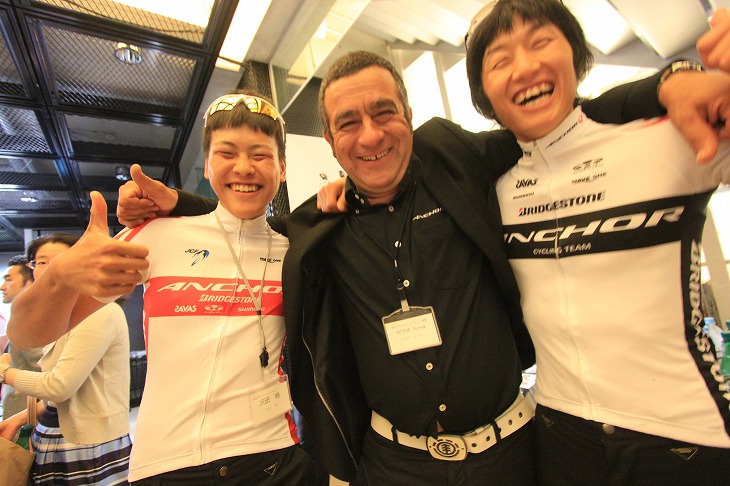 平野・沢田両選手とフランス人のトマ・ヴィクター監督はいい雰囲気