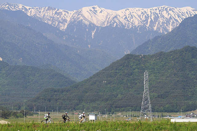 雄大な山々を見ながら走ることができる(写真はイメージ)