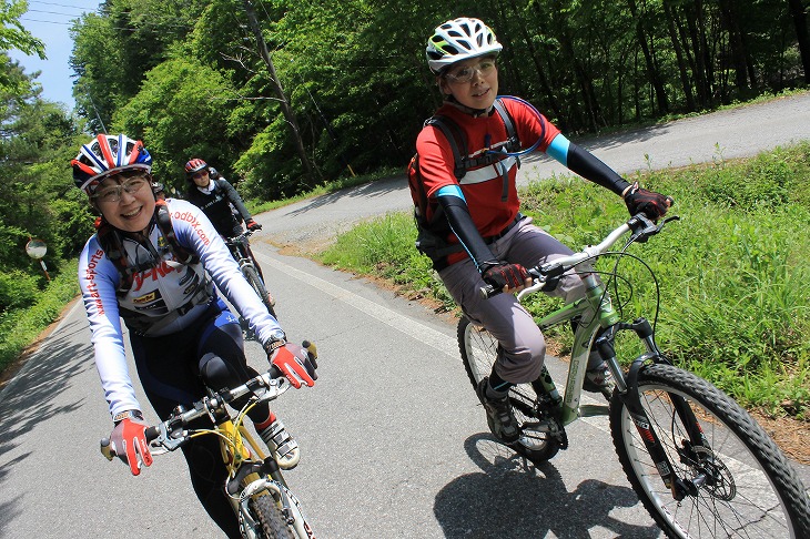 ファンツーリングには女性参加者の姿も。右の方は初MTBとのこと!
