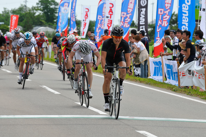 チャンピオンロードレースを制した野口忍さん(トレック)