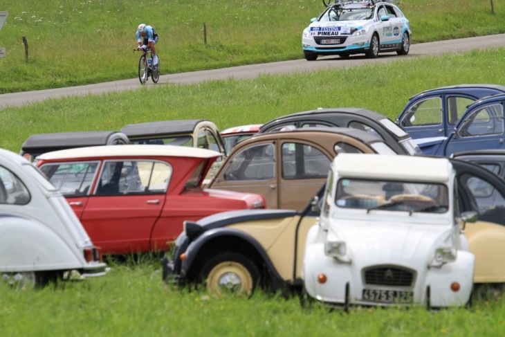 フランスを象徴するシトロエン2CVが見守る