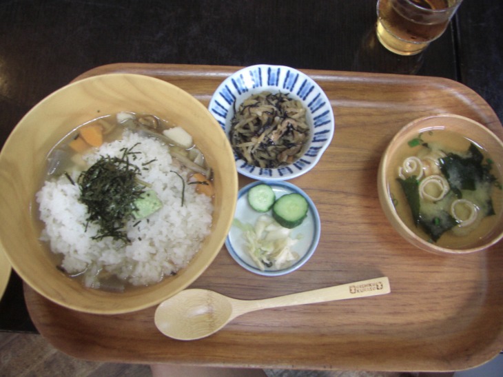 その昔、庶民が贅沢を隠すための細工?うずめめし おかずはご飯の下に隠れている