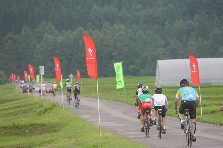 上りが立ち並ぶ会場へ続く道 120kmという距離以上に走りごたえがあった