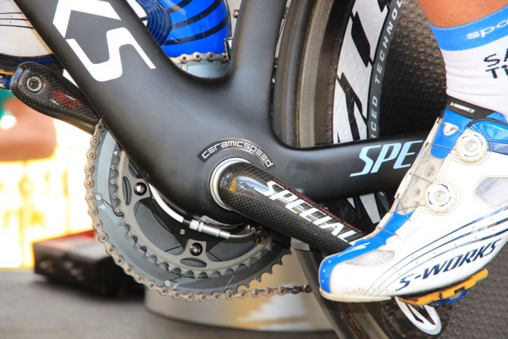 サクソバンク・ティンコフ スペシャライズド Shiv セラミックスピードのロゴが貼られる