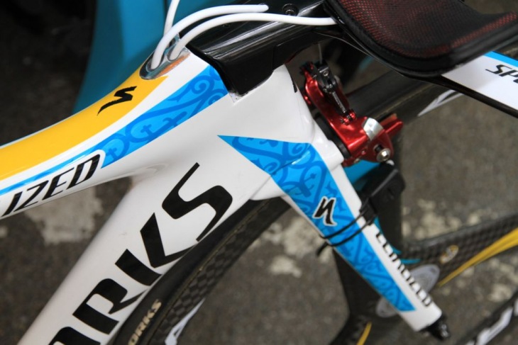 アスタナ スペシャライズド Shiv UCI規定に適合させたShiv