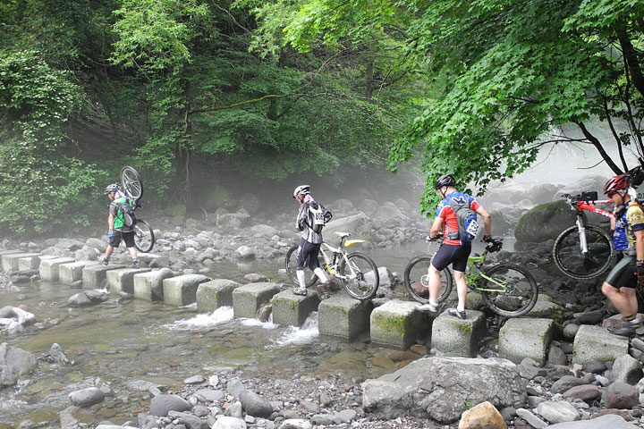 アドベンチャー要素満点!バイクを担いで川俣川を渡る