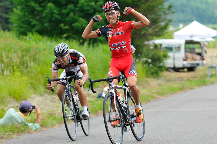 初山翔(宇都宮ブリッツェン)が僅差のスプリントを制した