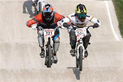 女子BMX リードするマリアナ・パホン(コロンビア)