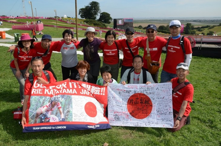 片山梨絵を囲む日本からの応援団 TEAM OFFROAD to LONDONの皆さん