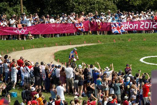 女子MTB ゴールに向かって独走する