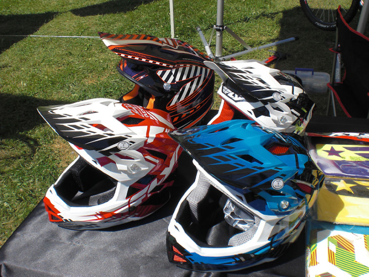 FLY RACING DEFAULTヘルメット カラーバリエーション