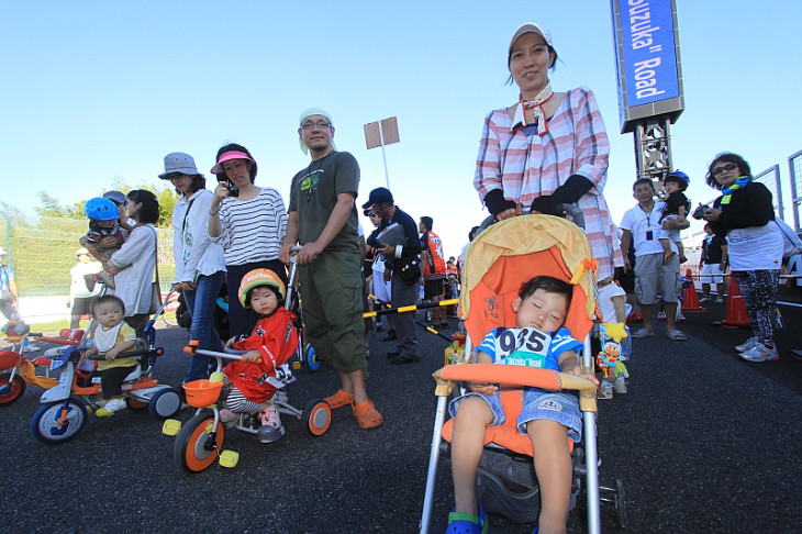 乳母車で出場の子供とお母さん 寝ちゃってますが…