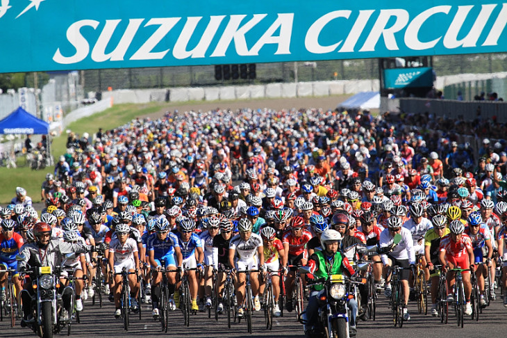 初日のメインイベント、2時間エンデューロには約1600チーム・3000人以上が出場! コースが選手で埋め尽くされる