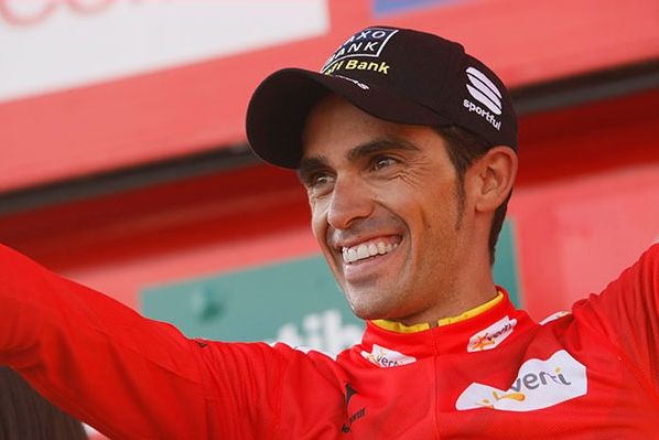 笑顔で表彰台に立つアルベルト・コンタドール(スペイン、サクソバンク・ティンコフバンク)