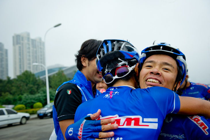 ステージ優勝を喜び合う西谷泰治と中島康晴(愛三工業レーシング)