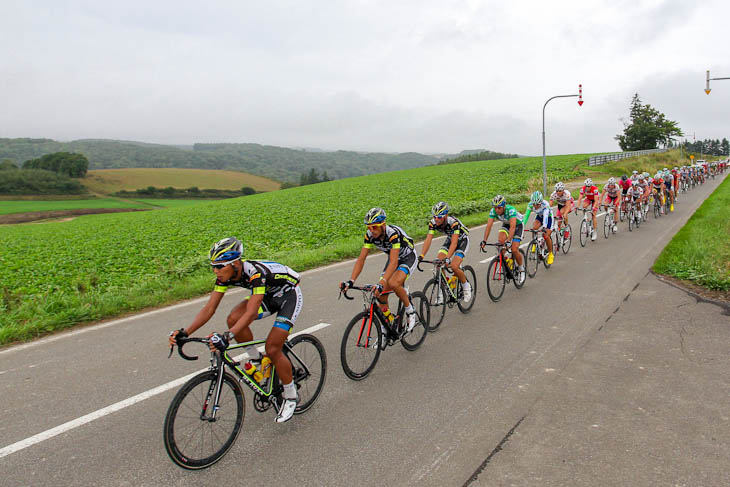 17km地点、佐野淳哉(チームNIPPO)が強力に引き倒す