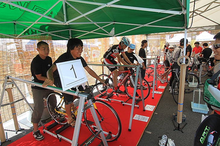 深谷産業とミノウラのローラー台体験ブース