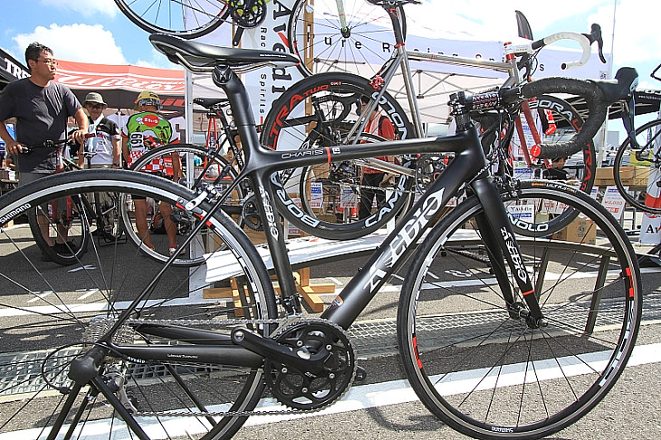 AVEDIOのCharis フルカーボンのレースモデルだ