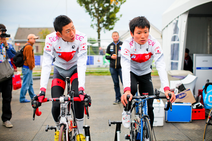 ローラー台でアップする徳田優(北桑田高校)と横山航太(篠ノ井高校)