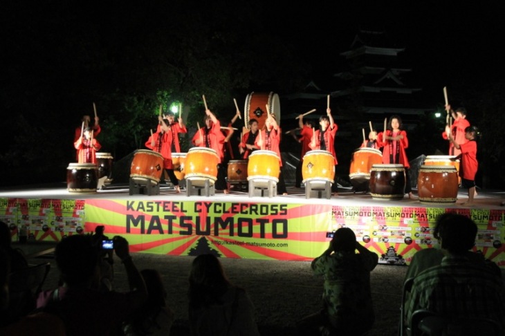 交流会では和太鼓の演奏をなど地元ならではのおもてなしが受けられる
