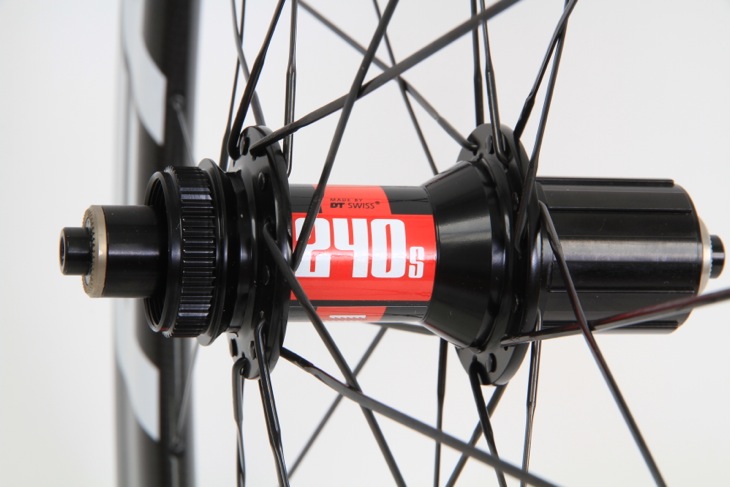 DT Swiss 240s Rハブ 28Hが採用される。写真はシマノカセットタイプ