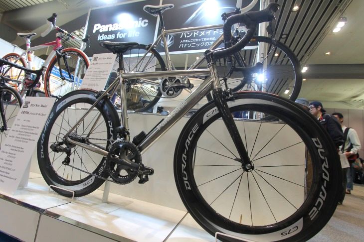 2013年ニューモデルのFRT06。写真手前は高剛性・Di2モデルのバージョンHで、上段は細身のチューブを採用した機械式対応モデルバージョンL