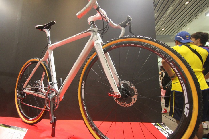 ディスクブレーキ仕様のCXバイク、D・OLA(ドーラ)