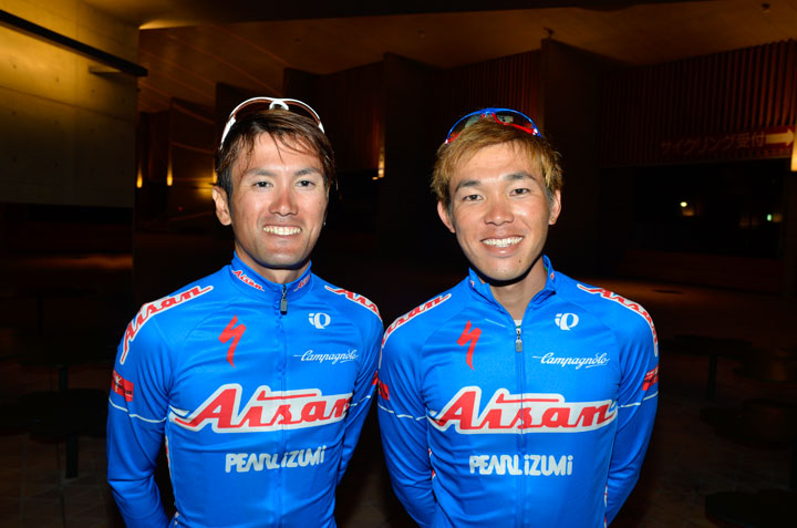 レースの先導と表彰プレゼンテーターを務めた愛三工業レーシングチームの綾部勇成、盛一大選手