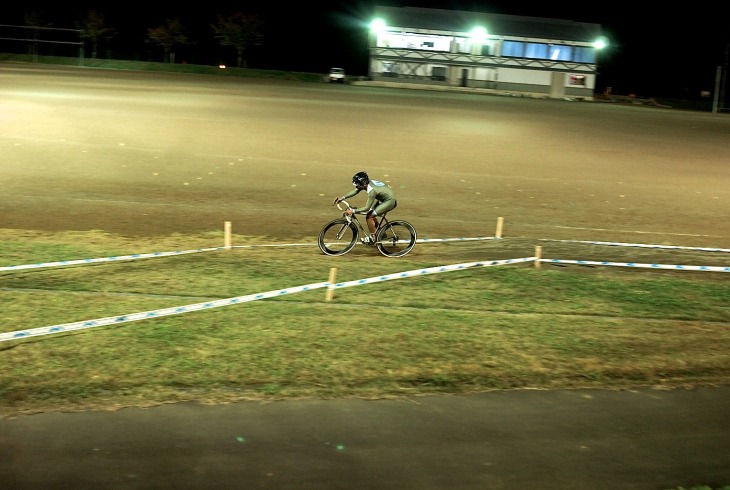 照明に照らされた運動公園内がレース会場だ