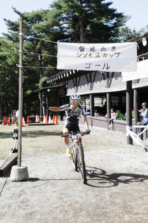 ぶっちぎりでゴールしたKAZU選手。オープン参加ながら本物の走りに皆大興奮!