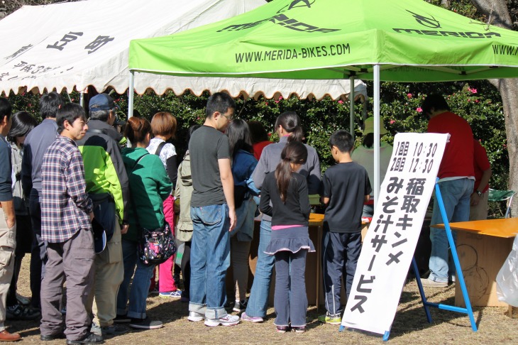 この日最も人気だった地元、稲取キンメのみそ汁サービス。絶品!