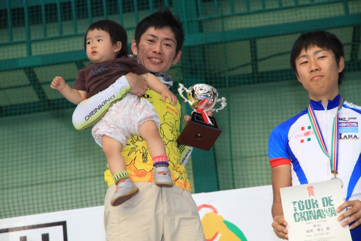 子供を抱っこしてポディウムに挙がった白石真悟(シマノドリンキング)