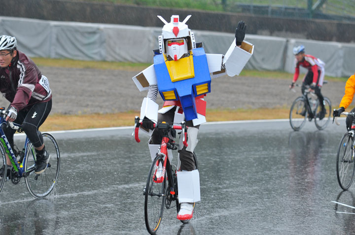 ガンダムも走る!レベル高いぞ!