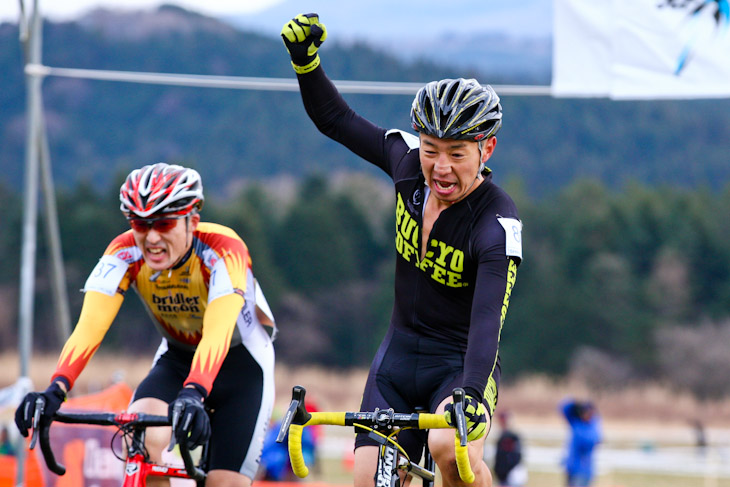 Category M40 中谷聡(BRIDLER)をスプリントで下した筧太一(イナーメ信濃山形)