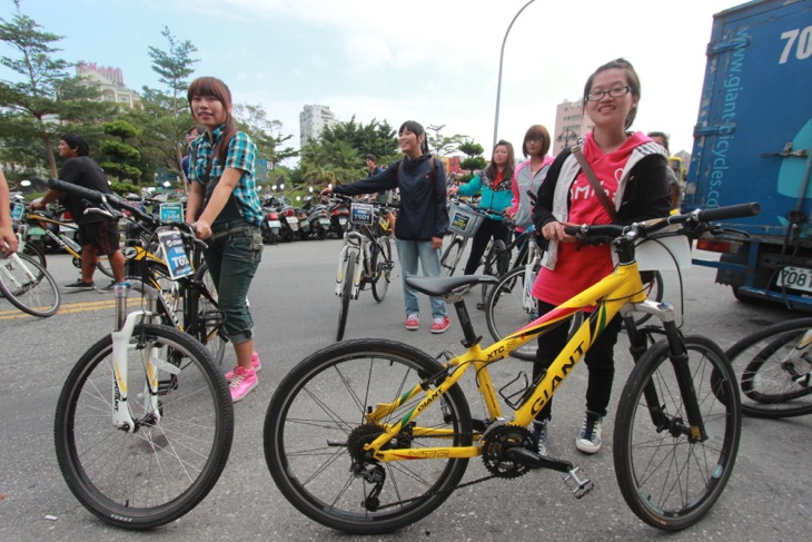 一日サイクリングを楽しみ、MTBを返却にきた女子&男子高校生たち