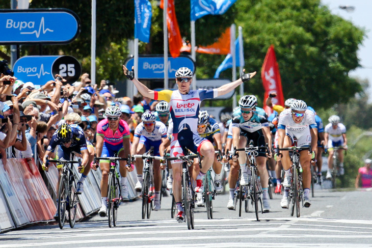 フェラーリとキャントウェルを振り切ってゴールするアンドレ・グライペル(ドイツ、ロット・ベリソル)