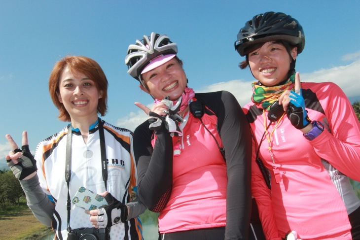 ジャイアントトラベルの女性スタッフ 3人とも自転車で走りながらサポートしてくれた