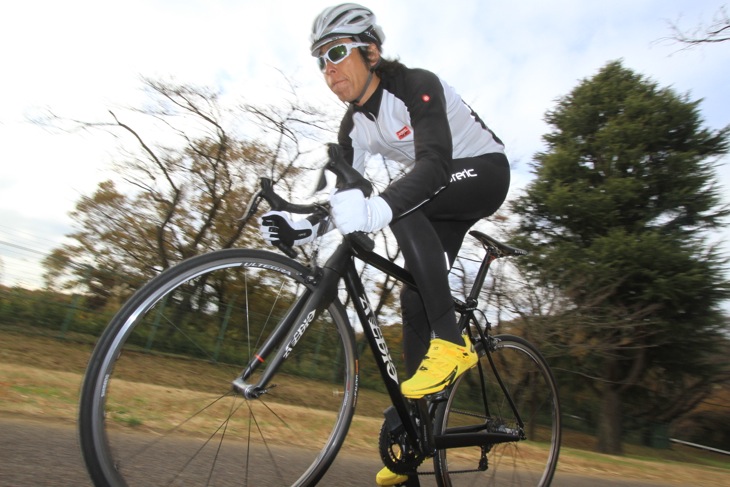 しっかりとした感じに優れる乗り味は、レーシーな走りを楽しみたくなる