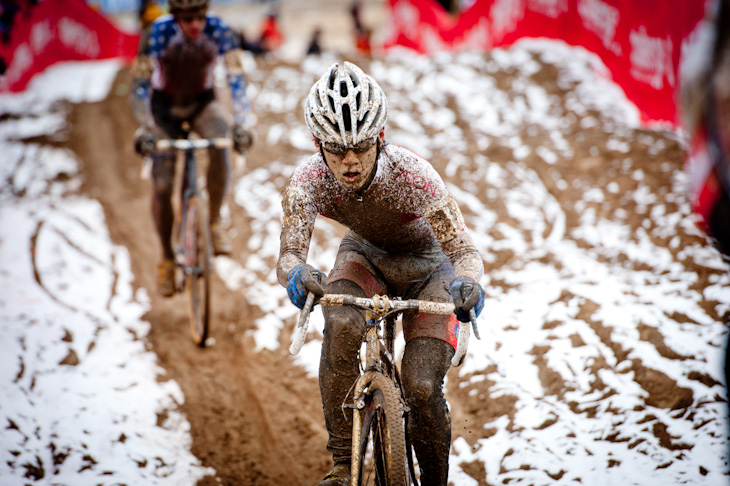 雪が積もった砂地を走る前田公平(Speedvagen Cyclocross Team)