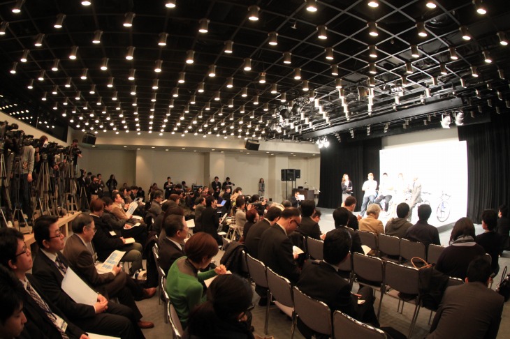 自転車会館で行われたプレス発表会。多くの報道陣が詰めかけた