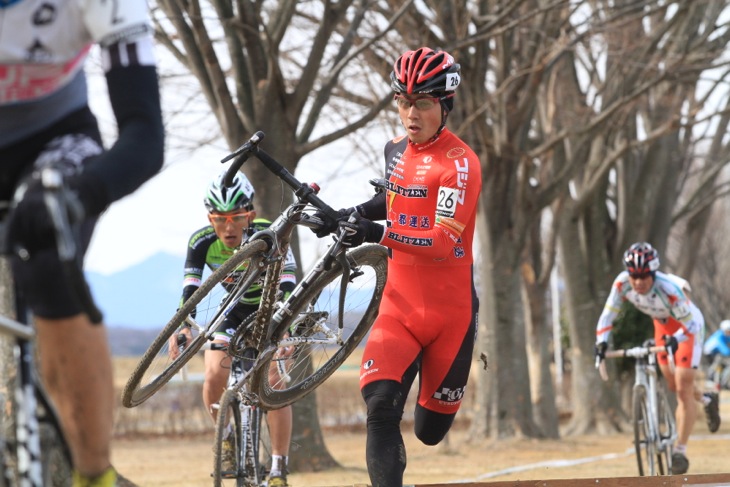 シケインを越えていく小坂光(宇都宮ブリッツェンシクロクロスチーム)
